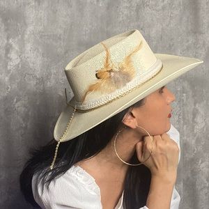 Palm hat with feathers